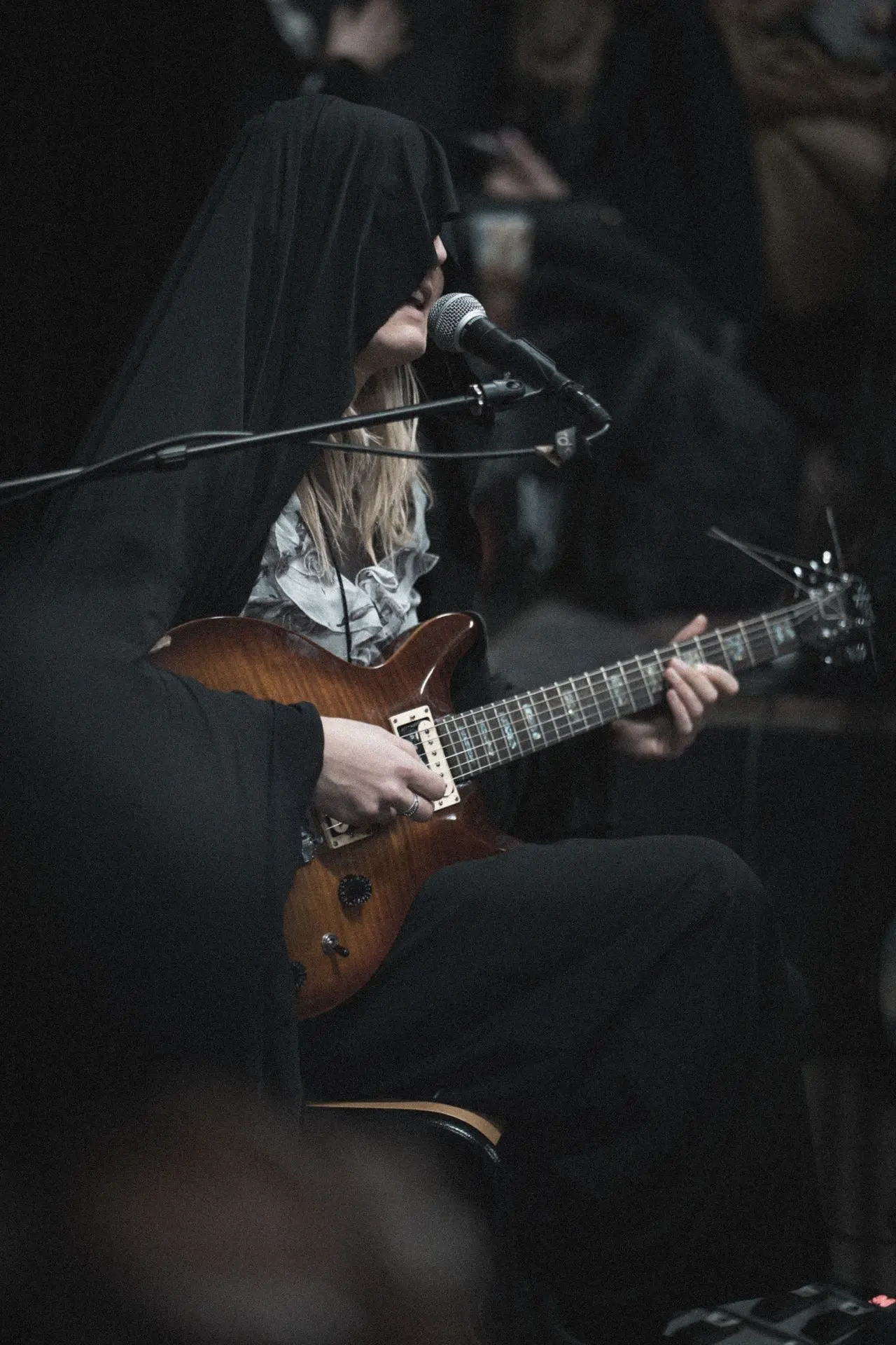 La Musicienne Sunwell jouant de la guitare